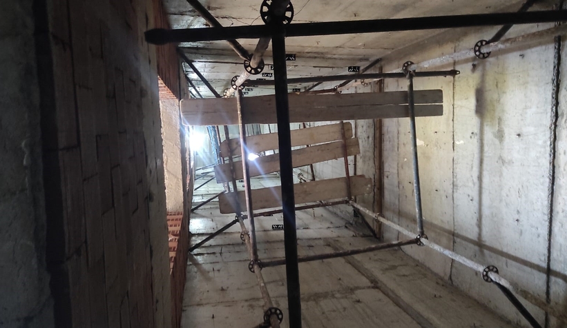 Asansör boşluğundan düşüp öldü