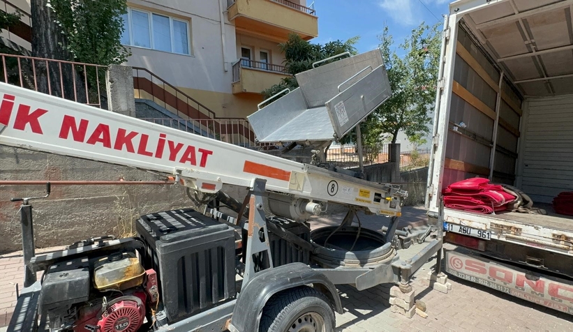 Asansör tellere değdi, akıma kapıldılar