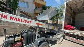 Asansör tellere değdi, akıma kapıldılar