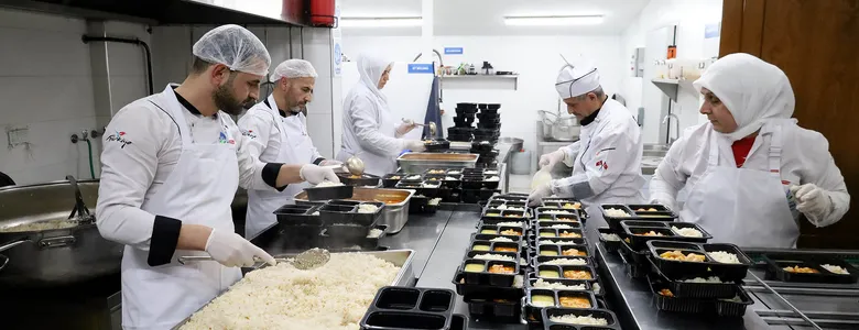 Aşevinde pişen çeşit çeşit yemek yüzlerce hanenin iftar sofralarına ulaşacak