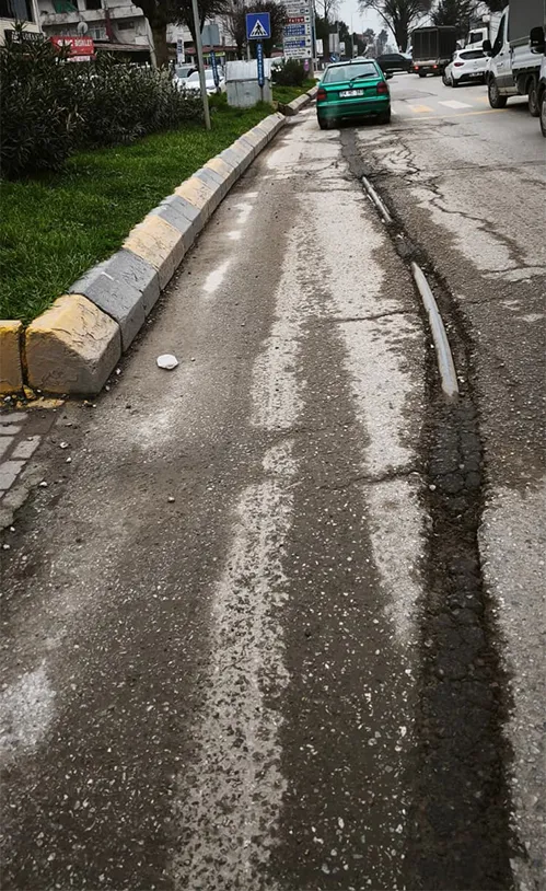 Asfalt yama bozuldu; Motosikletliler risk altında