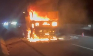 Asit yüklü tır alev alev yandı