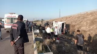 Asker adaylarını taşıyan otobüs devrildi: 1 ölü, 30 yaralı