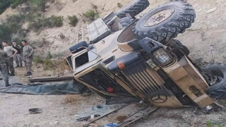 Askeri araç devrildi: 2 asker şehit