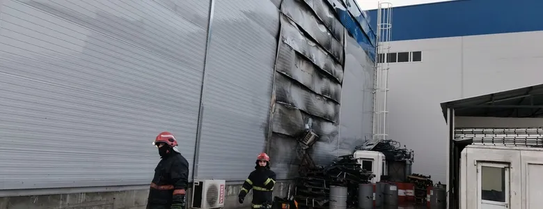 Arifiye'de lojistik deposunda yangın