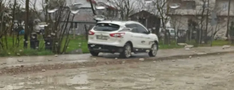 Akyazı'da bozuk yolda araçlar kaldırımda gitmeye başladı