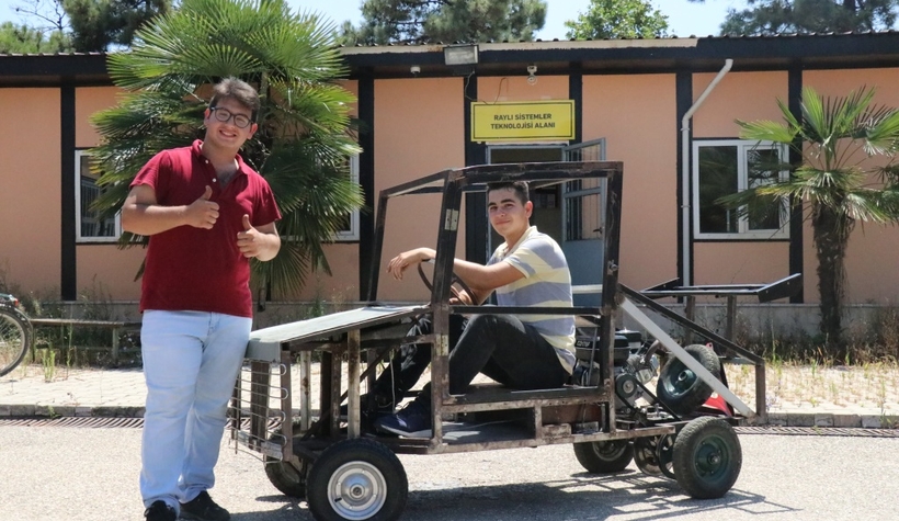 Atıl sıralardan araba yaptılar!