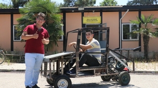 Atıl sıralardan araba yaptılar!