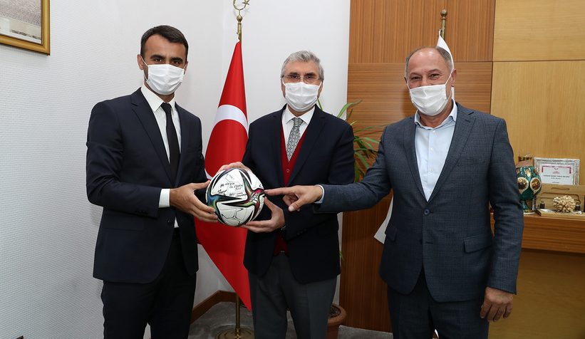 Atilla Karaoğlan O maçın topunu Ekrem Yüce'ye hediye etti