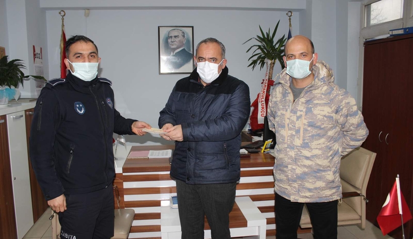 ATM'de bulduğu parayı sahibine ulaştırdı