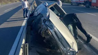 Otomobil bariyere çarptı