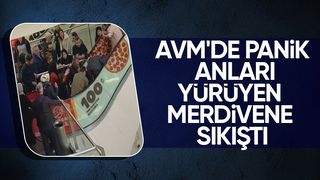 AVM'de yürüyen merdivene sıkıştı