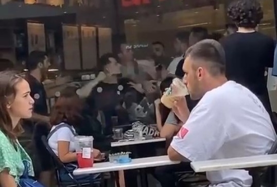 AVM'deki ünlü kahvecide tekme tokat kavga