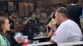 AVM'deki ünlü kahvecide tekme tokat kavga