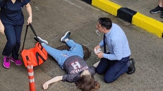 AVM'nin terasına çıkan genç kız aşağı atladı