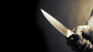 AVM önünde bıçaklandı