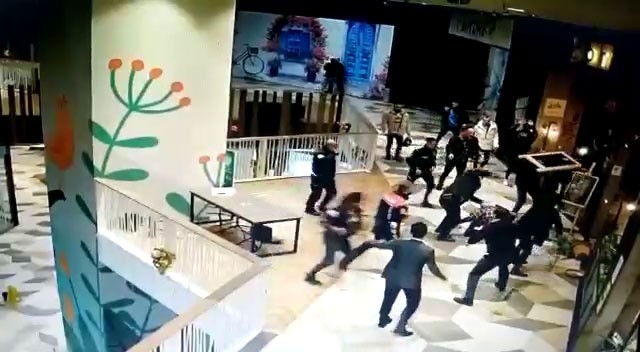 AVM savaş alanına döndü: Masa ve sandalyeler havada uçtu