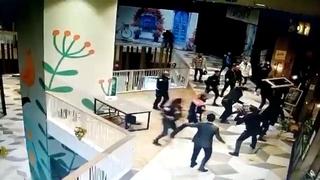 AVM savaş alanına döndü: Masa ve sandalyeler havada uçtu