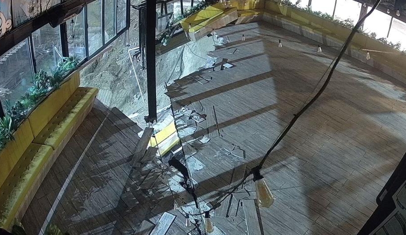 AVM’de bulunan kafe böyle çöktü