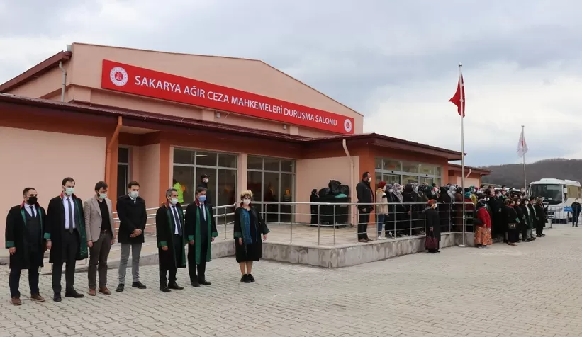 Avukatlar arasında saygı duruşu gerginliği!