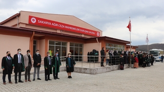 Avukatlar arasında saygı duruşu gerginliği!