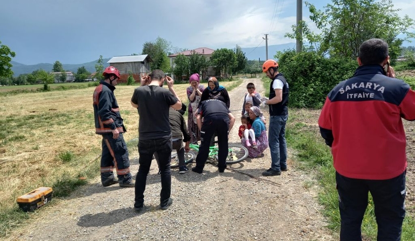 Ayağı bisikletin tekerine sıkıştı