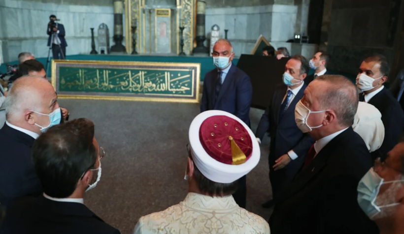 Ayasofya bugün aslına rücu etti