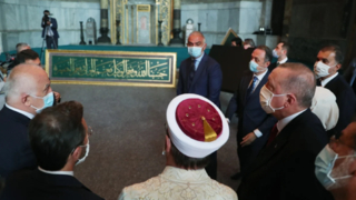 Ayasofya bugün aslına rücu etti