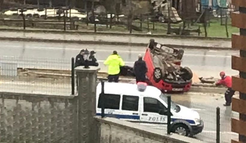 Aydınlatma direğine çarpıp takla attı