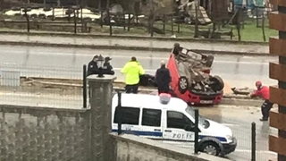 Aydınlatma direğine çarpıp takla attı