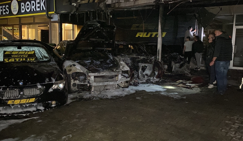 Aylar önce kurşunlanan oto galeride, bu sefer de lüks otomobiller alev alev yandı