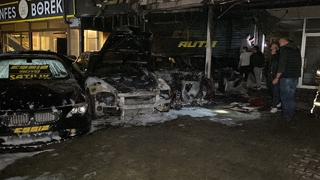 Aylar önce kurşunlanan oto galeride, bu sefer de lüks otomobiller alev alev yandı