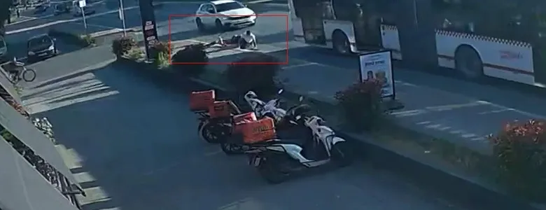 Az kalsın otobüsün altında kalıyordu; İşte anlar