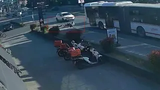 Az kalsın otobüsün altında kalıyordu; İşte anlar