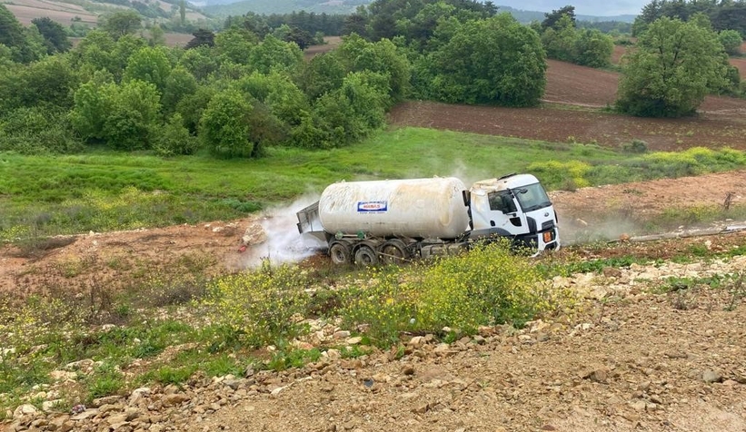 Azot yüklü kamyon şarampole devrildi
