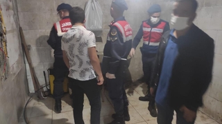 Baba oğul at keserken suçüstü yakalandı