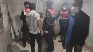 Baba oğul at keserken suçüstü yakalandı