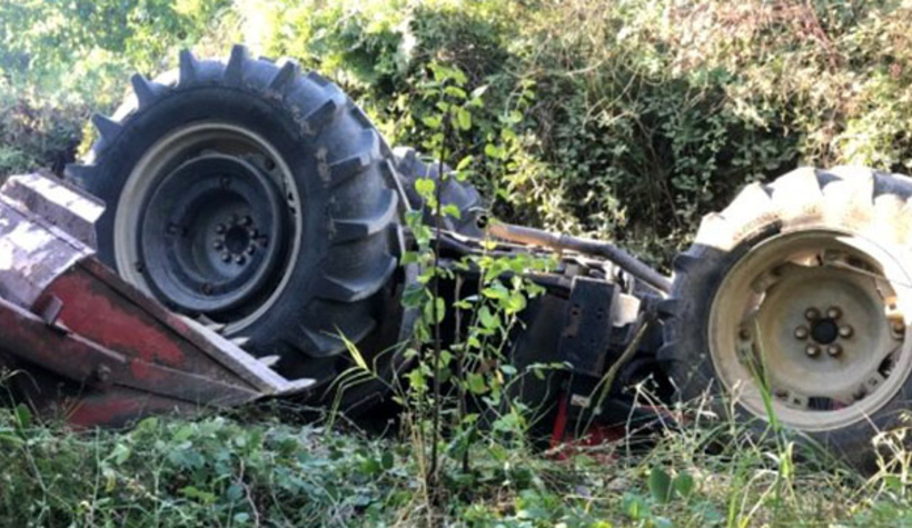 Baba ve oğlu traktör altında kaldı.