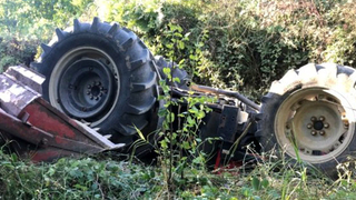 Baba ve oğlu traktör altında kaldı.