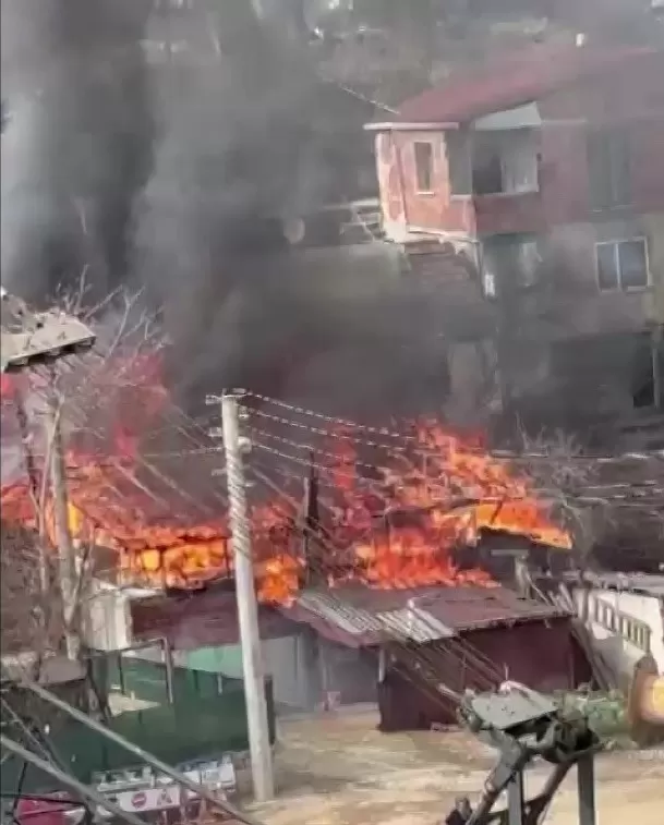 Baba ve oğlunun evleri küle döndü