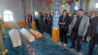 Babaları tarafından öldürülen 3 kardeş toprağa verildi