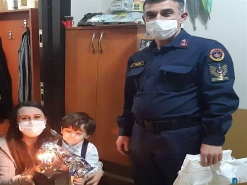 Babası askerde olan çocuğa jandarmadan doğum günü sürprizi