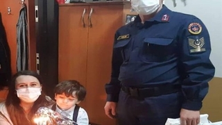 Babası askerde olan çocuğa jandarmadan doğum günü sürprizi