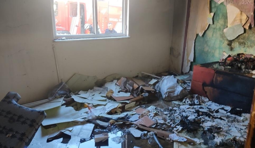 Babası ve ağabeyinin evini benzin dökerek ateşe verdi