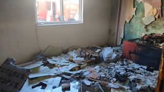 Babası ve ağabeyinin evini benzin dökerek ateşe verdi