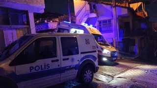 Babasına öfkelendi, yumruk attığı cam elini kesti