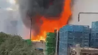 Babasının işyerini ateşe verdi