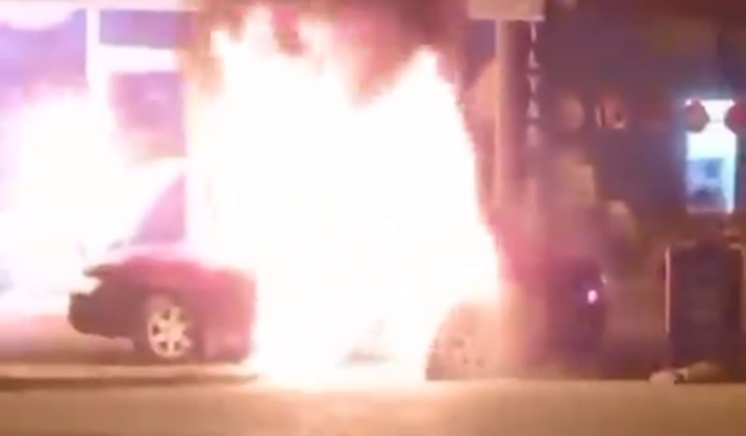 Babasının otomobilini ateşe verdi