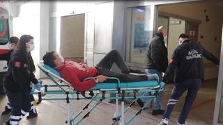 Babasıyla tartışan 16 yaşındaki genç kendini bıçakladı