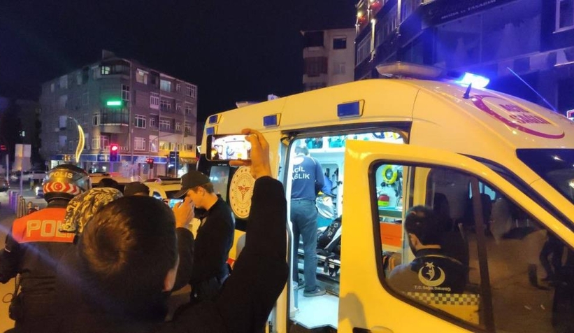 Bacağından bıçaklandı, can havliyle kaçıp esnafa sığındı